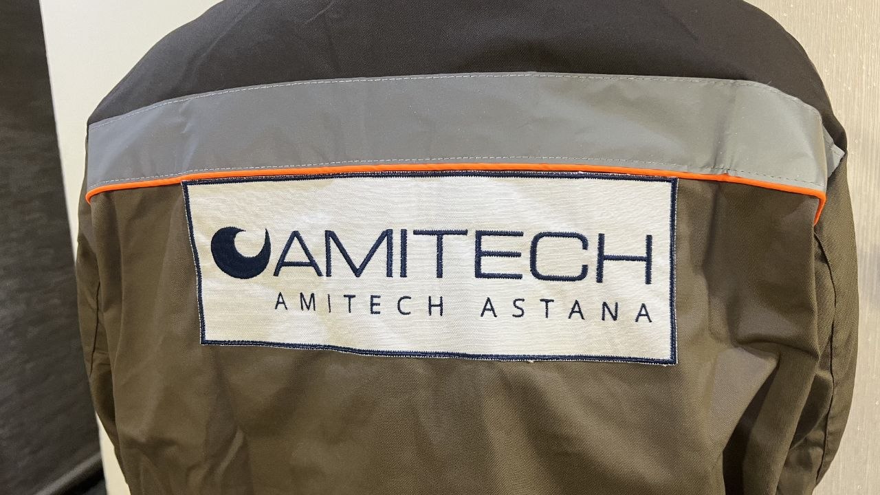 Вышивка на спецодежде в Астане — брендирование формы AMITECH